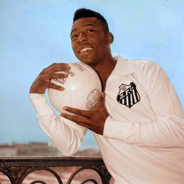 Una foto del 15 luglio 1963 con la maglia del Santos, con cui esordisce giovanissimo nel 1956, a 16 anni (Ipa)
